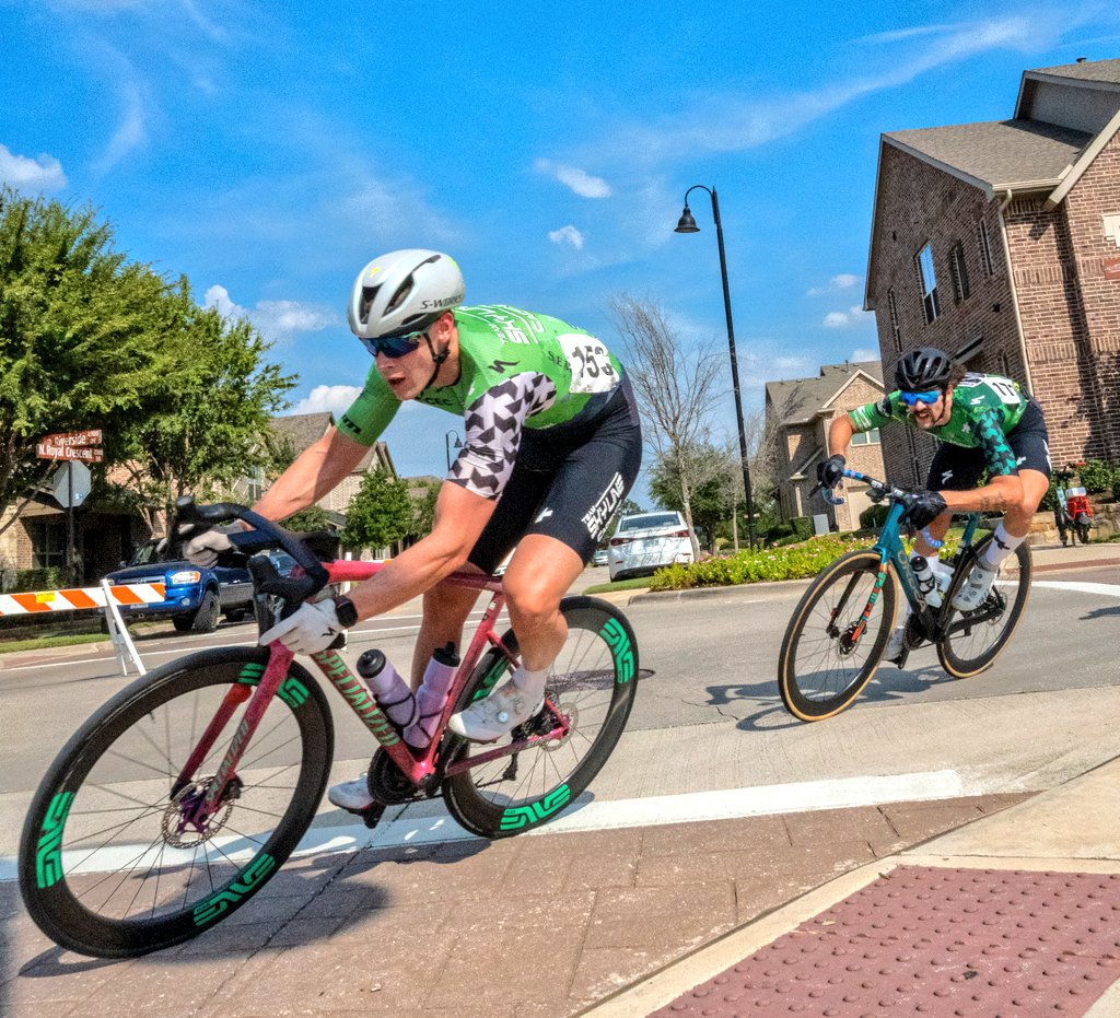 rothetraining's tweet image. Two very different cornering techniques (rider in front vs. in rear): Which one do you think is best and why? 📸 Rob Kostecki (Flatland Photography) #cycling #critlife