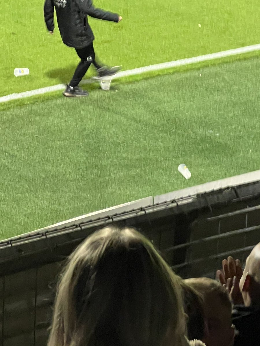 Hierom staken we @knvb 🤡

2 bekertjes binnen de lijnen