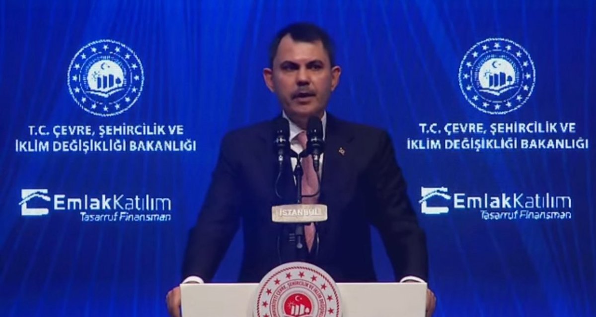 onurdemirag_'s tweet photo. Yeni konut edindirme projesi geliyormuş.
Emlak katılım tasarruf finansmanı diye.
Biraz dinledim de sanki hükümet #Benimevim #Seninevin gibi firmalara kafa takmış onların sistemiyle çalışacak gibi.
Yani senden para alacak belli bir zaman koyacak (Yıl) daha sonra seni çekilişe tabi tutacak eğer kazanırsan sana ev alman için belirlenen şartlardaki parayı ödeyerek finans sağlayacak.
Yada sen 1 milyon nakit ödeyeceksin aylık 15-20 binde taksit ödemesi yapacaksın 1-2 yıl sonra size belirlediğiniz miktar ile zamanınız dolunca gidip evinizi alın biz ödemesini yapacaz diyecek.
Size birkaç yıl sonra ödenen para ile zaten ne konut nede otomobil gelmeyecek.
Bu tür firmalara katılan vatandaşlar içerikleri zaten biliyordur. Yani para toplamanın bundan daha güzel bir yolu olamaz.
Düşünsenize 1 milyon insan başvurmuş hepsinden 500 bin gibi rakam peşin alınmış daha sonra her ayda taksit taksit ödeme tahsil edilmiş.
Paraya bakar mısınız..!
Kasa nasıl dolar adlı çalışma..!