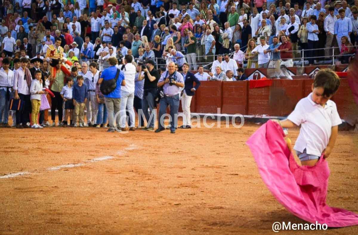 😍La salida a hombros parada para disfrutar, y no romper, la ilusión de un niño que sueña con sus héroes toreros
#feriataurinasalamanca2025 #niños #ilusion #lostorerossonlosultimosheroesquenosquedan