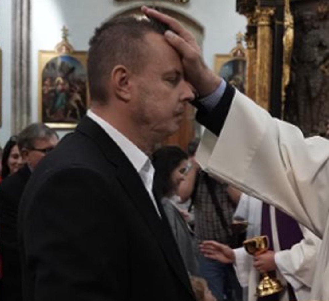 Vandas u oltáře dostal hostii do úst od kněze. Podivná to VIP vstupenka. Rajchla zase pro změnu kněz pohladil na čelo, ale moudrost mu tím nedaroval. Mše za Charlieho Kirka? Spíš fraška, kde se i oltář dusil smíchy