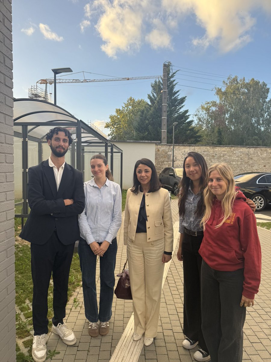 Hier, j’ai eu l’honneur d’intervenir à Sciences Po Fontainebleau, à l’invitation de l’association Penser le monde.
J’ai échangé avec des étudiantes et étudiants en sciences politiques et en droit international – ces jeunes sont l’espoir de l’avenir et les leaders de demain.

Leur