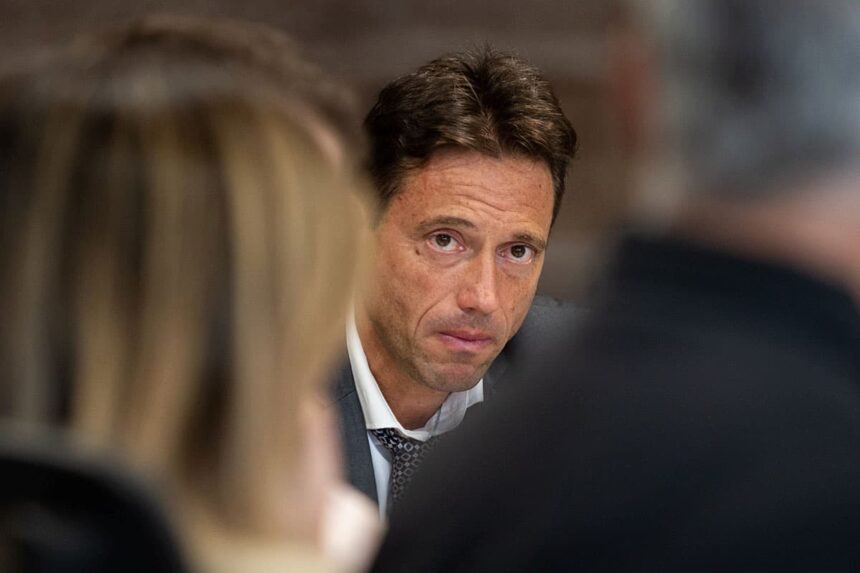 Quita de carnet,
Impedimento de pisar cualquier instalación, 
Repudio hasta el último de sus días. 

Chau nefasto, se va con vos una de las historias más negras que le tocó vivir a este club en su historia. Vendiste prestigio y humillaste a San Lorenzo.

A bancar la que viene.