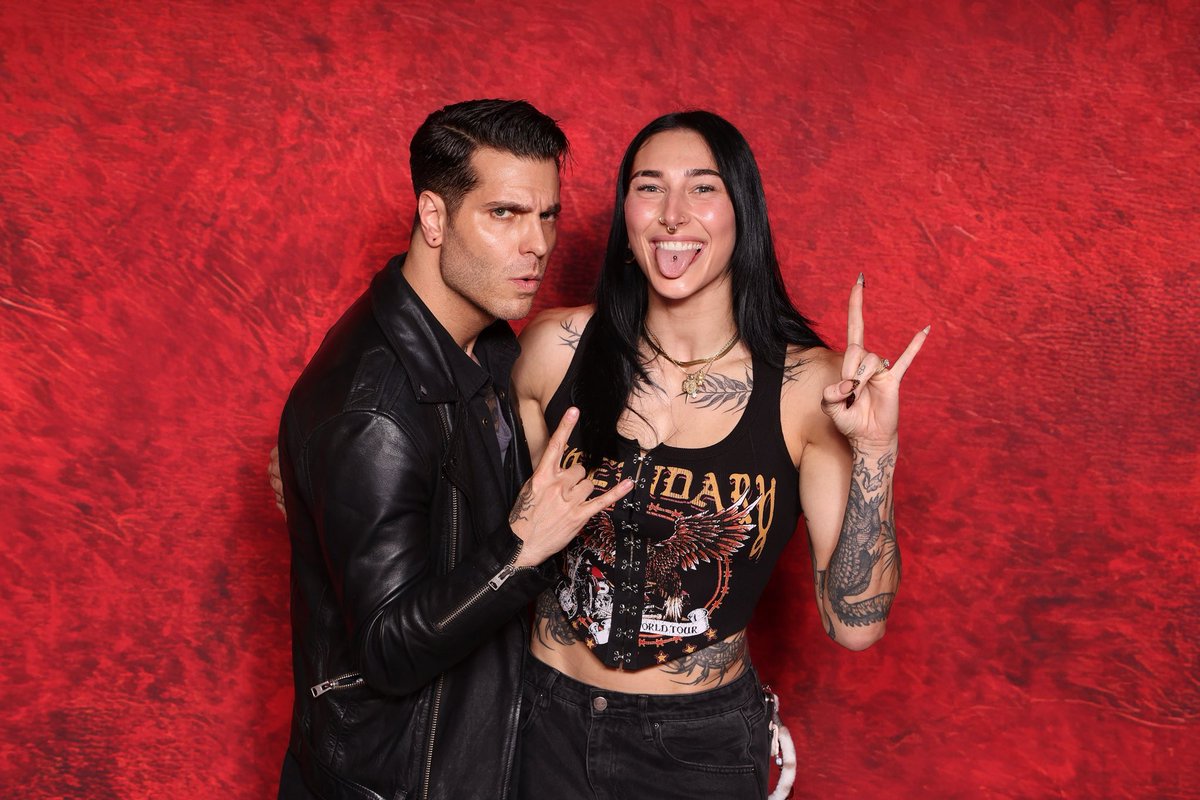 Can Art conquer all?? <a href="/RheaRipley_WWE/">RheaRipley_WWE</a> we loved you at @silverscreamcon . 🤡🤼🔥🪓