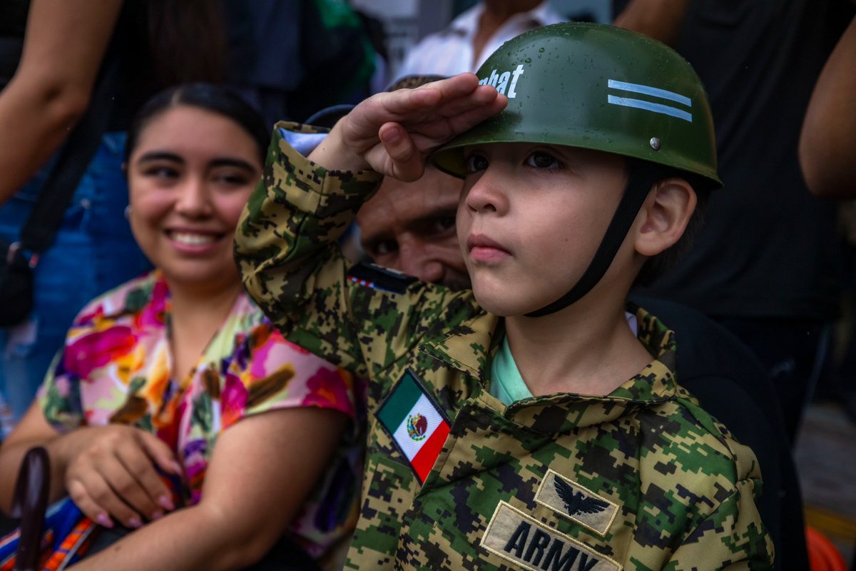 La Independencia nos recuerda que la unión y el amor a la Patria han sido fundamentales para escribir la historia de México.
Hoy, a 215 años de su inicio, en Sinaloa participamos en el Desfile Cívico-Militar para honrar nuestras raíces y reafirmar el orgullo de ser mexicanas y