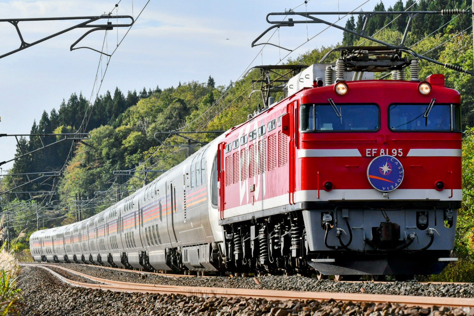 EF81レインボー レインボー 色のEF81 95、台検により秋田総合車両センターへ入場