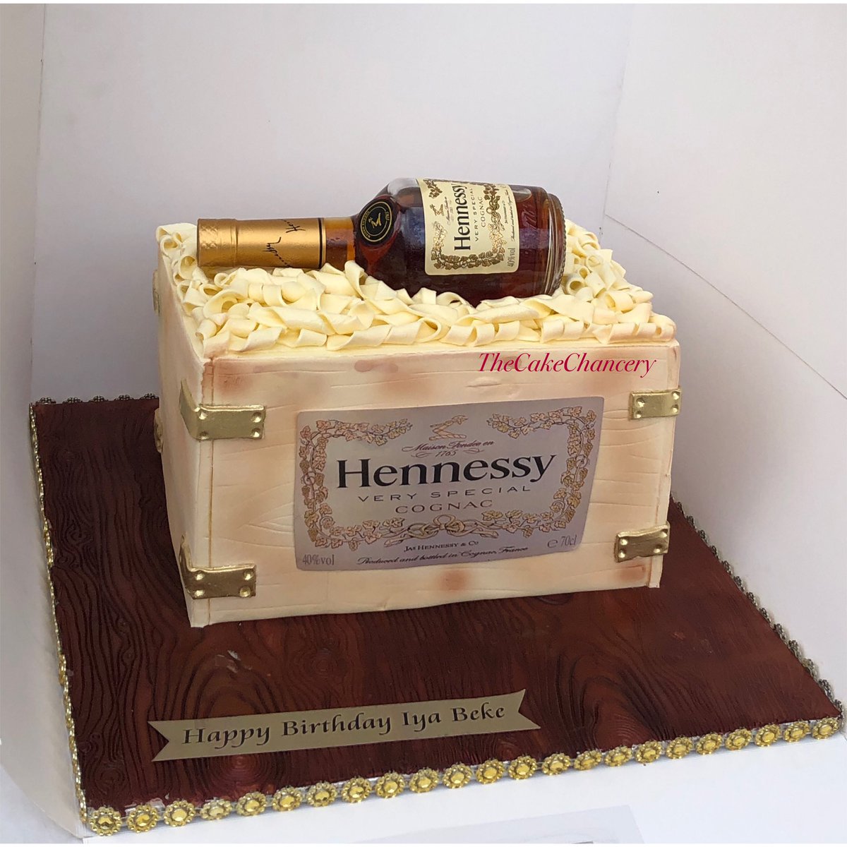 TheCakeChancery's tweet photo. Hennessy themed cake …..
Please help me Retweet https://t.co/zuKxiz7hgz