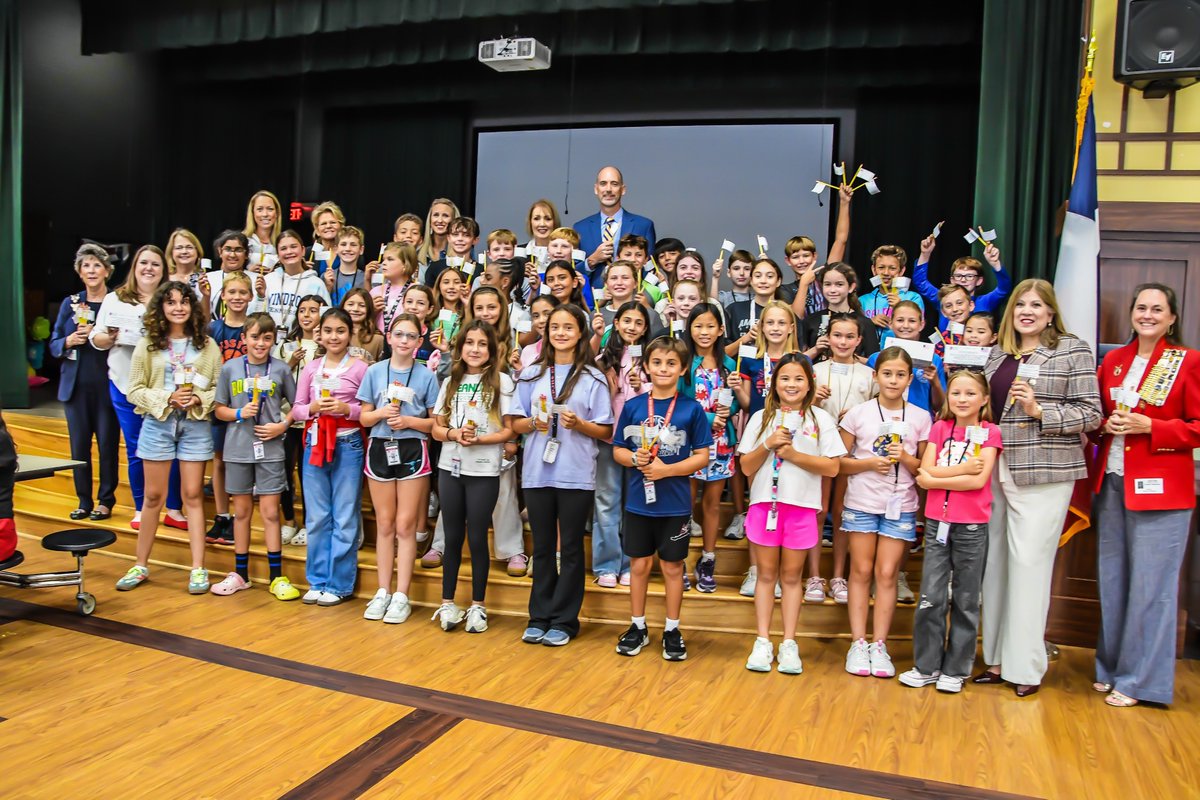 TomballISD's tweet image. 🇺🇸✏️ This week, @TomballISD is proud to celebrate Constitution Week! 

Thanks to the Daughters of the American Revolution, every 5th grader in TISD received a special pencil printed with the Preamble to the U.S. Constitution — a daily reminder of our nation’s foundation.