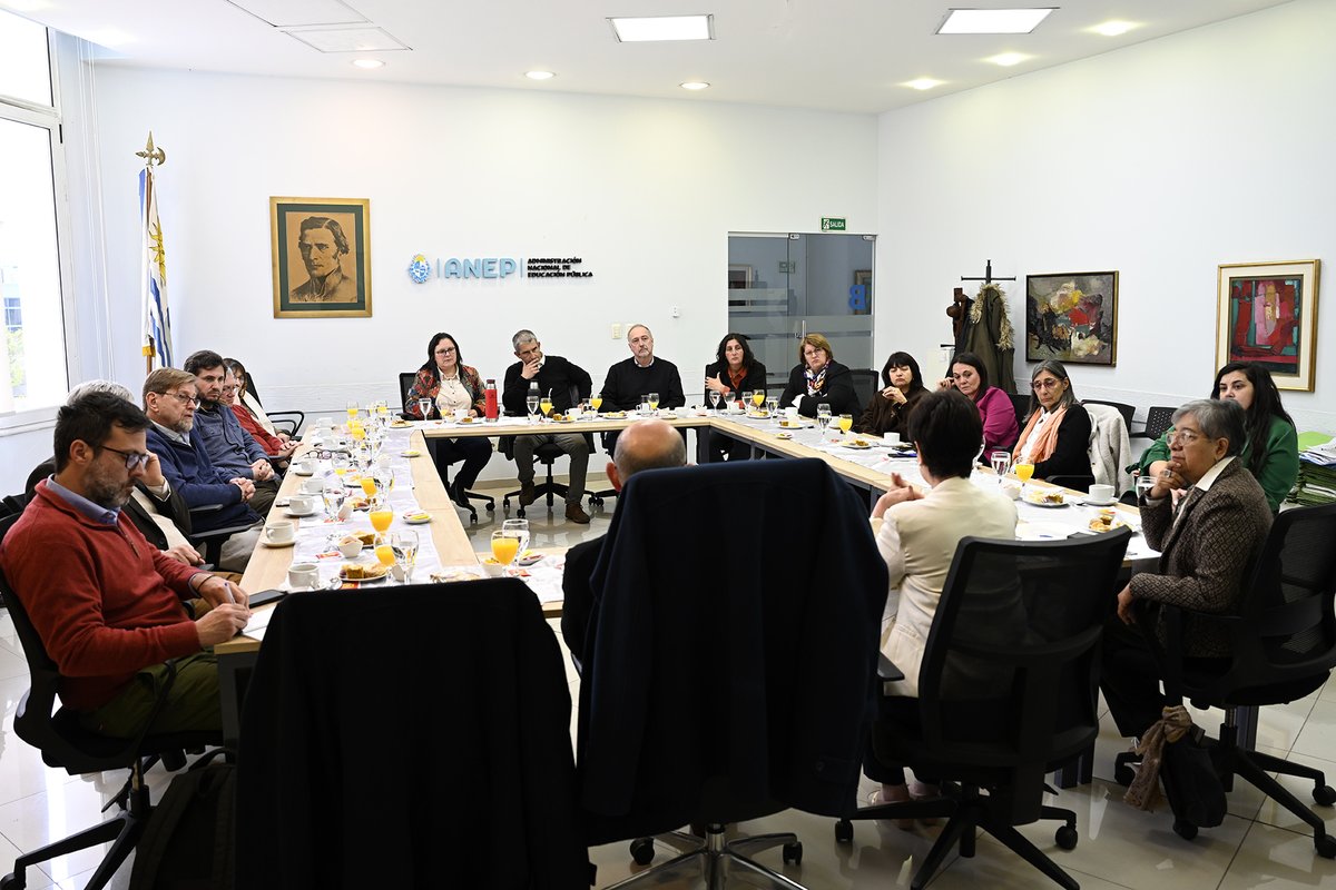 🎓✨ La ministra (i) Gabriela Verde participó esta mañana de un desayuno de trabajo organizado por <a href="/ANEP_Uruguay/">ANEP</a> previo al #SeminarioInternacional «La Universidad de la Educación en el horizonte».

El 18 de septiembre, la <a href="/BNUruguay/">Biblioteca Nacional 🇺🇾</a> será el escenario de este #seminario organizado
