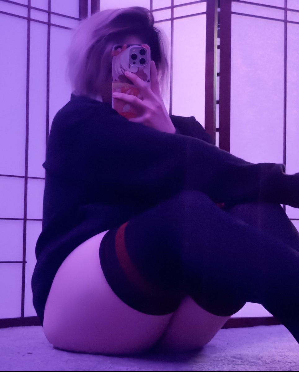 It's getting cold here
wanna keep me warm?