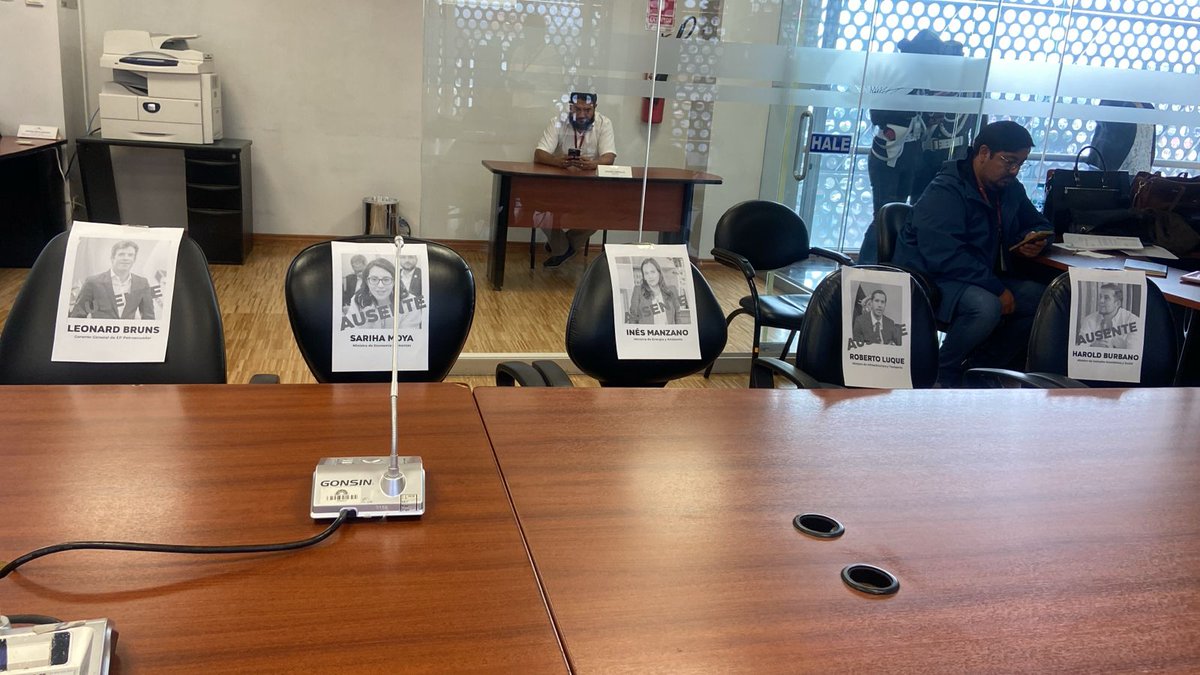 SILLAS VACÍAS, ECUADOR ABANDONADO.

Por segunda vez consecutiva, los ministros de Transporte, Economía, Energía, Inclusión Social y el gerente de Petroecuador no comparecen para explicar el Decreto 126.

Mientras ellos callan, el país sufre: el diésel sube cada semana, el