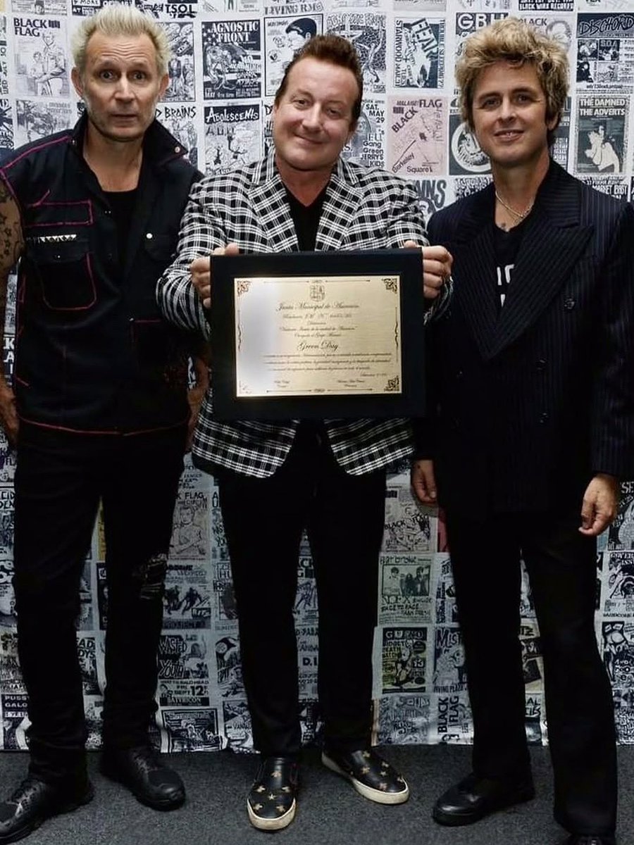 Green Day have been declared "Distinguished Visitors of the city of Asunción" 🇵🇾 
"This honor reflects the admiration and respect that the people of Asunción hold for your work, your message, and your role in shaping the soundtrack of generations".

#greenday 

📷 pablocallizob