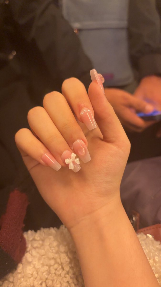 dancingxjester's tweet image. ce matin j’ai été en retard pcq j’ai fait mes ongles à la dernière minute mais guettez comment ils sont mims