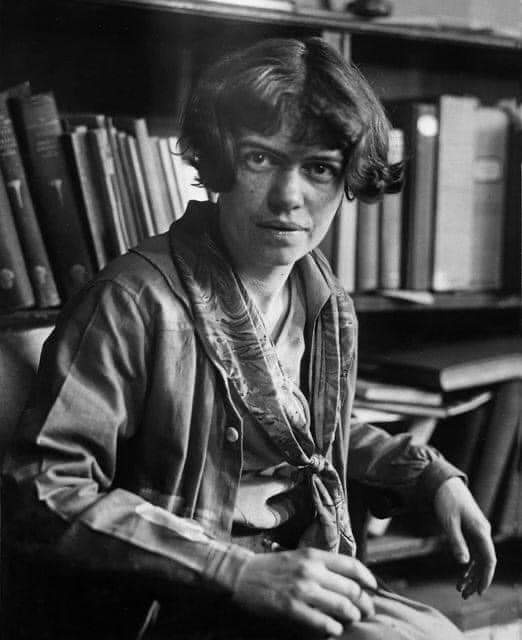 KateriSeraphina's tweet image. Margaret Mead, anthropologue.
"Il y a des années, une étudiante a demandé à l'anthropologue Margaret Mead ce qu'elle considérait comme le premier signe de civilisation dans une culture. L'étudiante s'attendait à ce que Mead parle d'hameçons, de pots en argile ou de meules.
Mais…