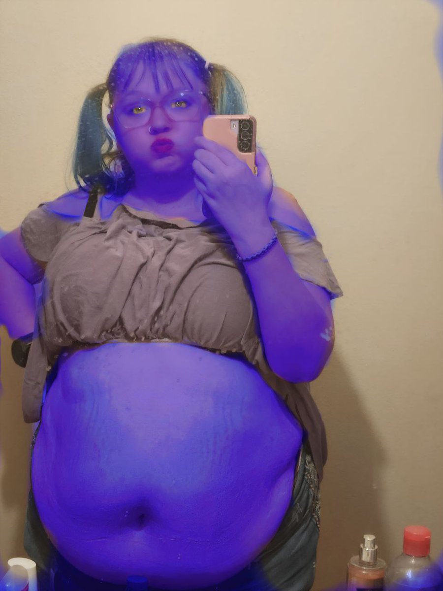 BlewbAri's tweet photo. Felt cute with my hair in little pigtails today. Hope everyone's having a great day today :) #bbw #fatty #feedme #juiceme https://t.co/LBeu00OlMV