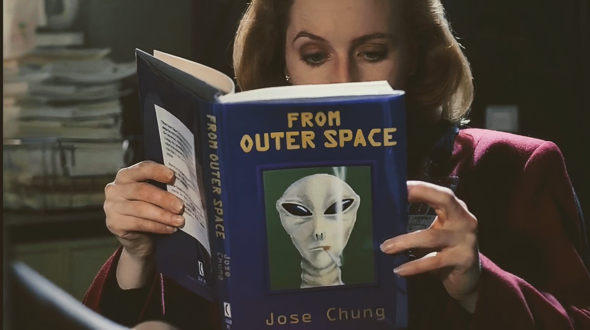 XFilesAesthetic's tweet photo. One of the weirdest, funniest and most " x files" episode of all time is Jose chung's From outer space ( S3E20) . It's a story about alien abductions, men in black and unreliable narrators. A thread 🧵👇 https://t.co/NYUD40XOr0