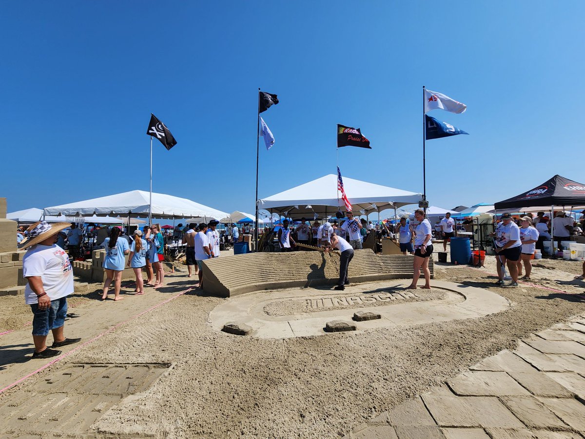 StructureToneSW's tweet image. From the starting line to the final flag, our #Houston team went full throttle at the 2025 @AIA Sandcastle Competition—partnering with Powers Brown, Layton, Electra Link & Varmon.
Boots on the ground? Not this time—feet in the sand & teamwork all the way.