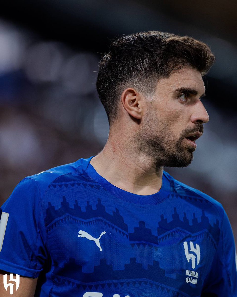 #الهلال_الدحيل - يدافع
- يهاجم
- يصنع
- انقذ اهداف محققه

القائد الحقيقي نيفيز 💙