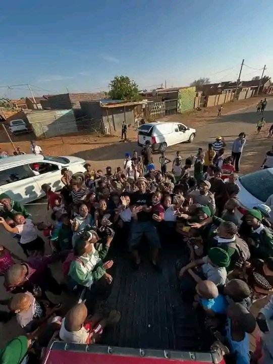 SAHipHopDaily1's tweet photo. Maglera Doe Boy back home in Klerksdorp🔥 https://t.co/uubTkyjWy1