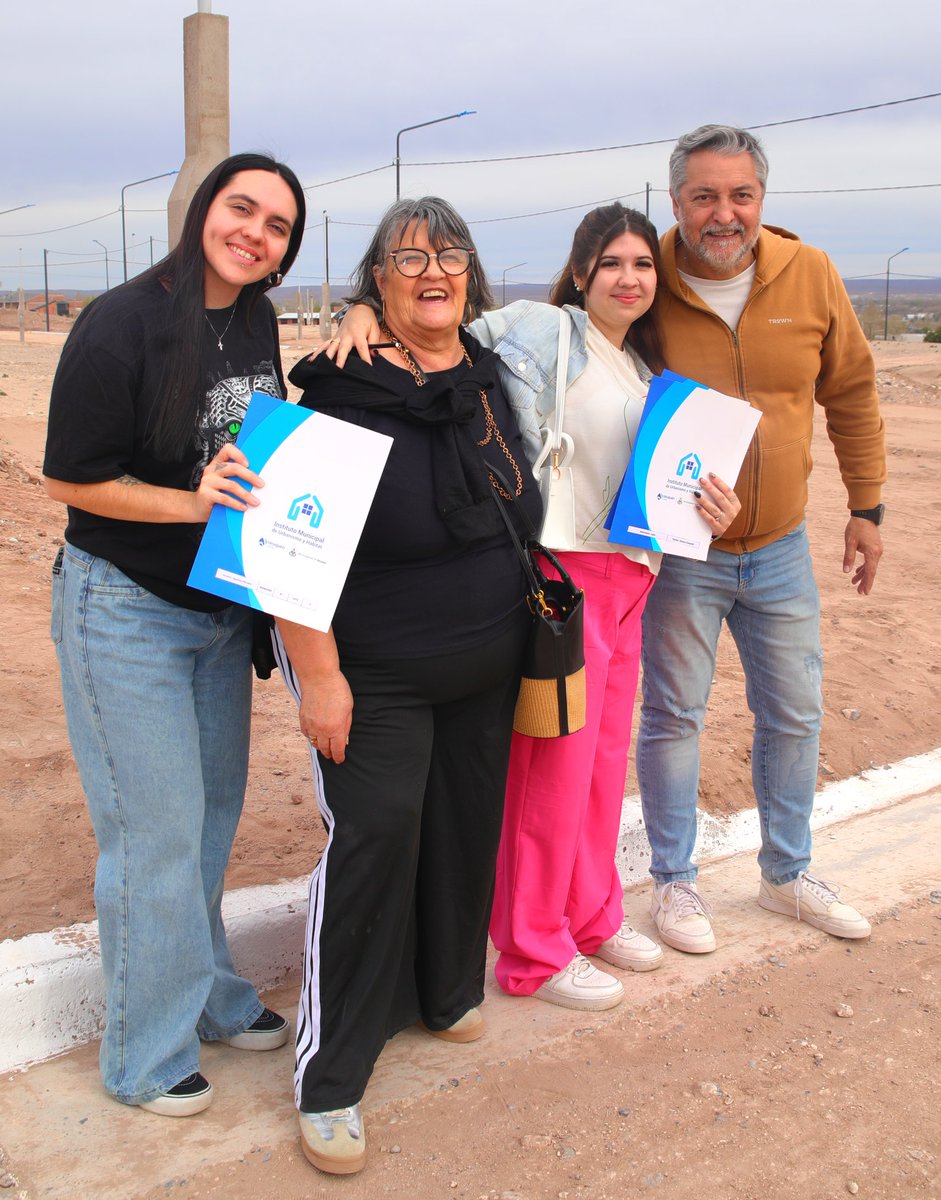 Con decisión política , inversión y planificación se entregaron los lotes del 6° Barrio que se crea en la Ciudad de Neuquén. 
Gran trabajo del equipo del IMHU,  palabra cumplida del intendente <a href="/MarianoGaidoOk/">Mariano Gaido</a> 
Felicitaciones a las 4️⃣1️⃣8️⃣ familias !