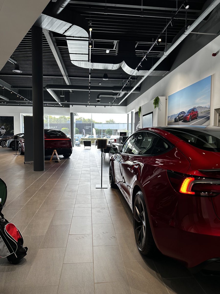 While waiting for my car to be fixed, I had the opportunity to explore this new Model Y Performance, in ultra red!

Jumped in the car for a quick moment. The thigh support is a pleasant feature (although I won't use it that much I guess), but the new 16" QHD is a very nice
