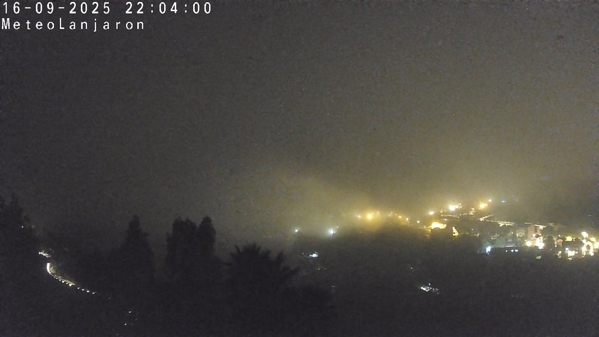 Vuelven a colarse desde la costa las nieblas aportando humedad una noche más.