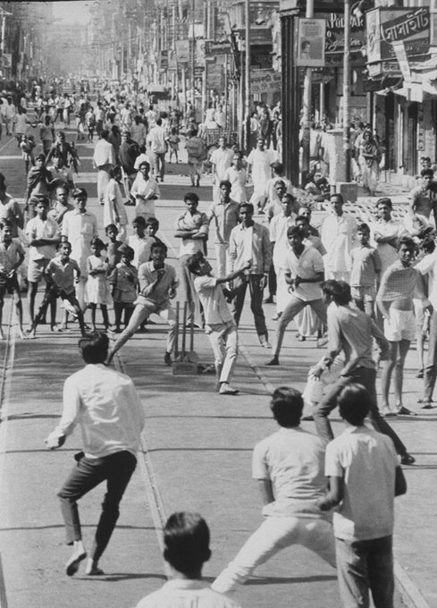 PictureSporting's tweet image. Street cricket in Calcutta in 1970 (Life magazine)