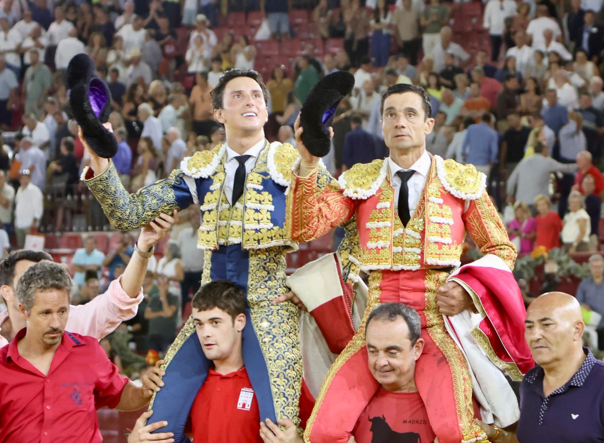 Aplausos (@aplausos) on Twitter photo ✍️ NO HAY BILLETES I Paco Ureña y Roca Rey ponen la raza que le faltó a la de Victoriano del Río
<a href="/PlazaToroMurcia/">Plaza Toros Murcia</a> <a href="/aletalavante/">Alejandro Talavante</a> <a href="/UrenaOficial/">Paco Ureña</a> <a href="/RocaRey/">Andrés Roca Rey</a>
aplausos.es/paco-urena-roc… ✍️ NO HAY BILLETES I Paco Ureña y Roca Rey ponen la raza que le faltó a la de Victoriano del Río
<a href="/PlazaToroMurcia/">Plaza Toros Murcia</a> <a href="/aletalavante/">Alejandro Talavante</a> <a href="/UrenaOficial/">Paco Ureña</a> <a href="/RocaRey/">Andrés Roca Rey</a>
aplausos.es/paco-urena-roc…