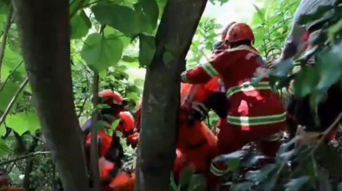 ronyveliz692's tweet photo. #Urgente 
Luego de cuatro dias de búsqueda los cuerpos de bomberos  han localizado el cuerpo de Darilyn Rocío Moreno de 14 años, quien fue arrastrada el pasado sábado abajo del puente del Incienso  zona 3 cuando grababa un video para sus redes sociales

El hallazgo se realizó en el interior de la hidroeléctrica en las Flores jurisdicción de Chinautla por el trabajo en equipo de
@bomberosmuni
@BVoluntariosGT @CruzRojaGT_
@Ejercito_GT y @ConredGuatemala
#NoticiasClaroscuro