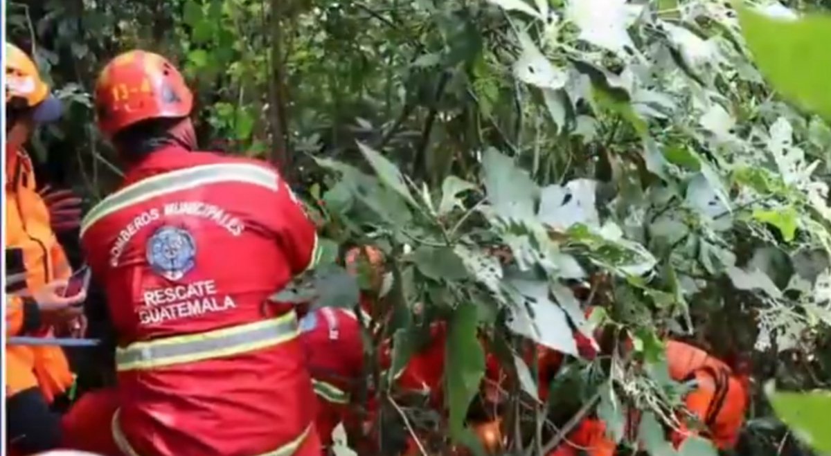 ronyveliz692's tweet photo. #Urgente 
Luego de cuatro dias de búsqueda los cuerpos de bomberos  han localizado el cuerpo de Darilyn Rocío Moreno de 14 años, quien fue arrastrada el pasado sábado abajo del puente del Incienso  zona 3 cuando grababa un video para sus redes sociales

El hallazgo se realizó en el interior de la hidroeléctrica en las Flores jurisdicción de Chinautla por el trabajo en equipo de
@bomberosmuni
@BVoluntariosGT @CruzRojaGT_
@Ejercito_GT y @ConredGuatemala
#NoticiasClaroscuro
