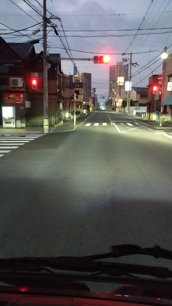 おはようございます🌞今朝はすっきりしない天気ですね🌥️週の真ん中水曜日✨️皆様くれぐれもご安全に🖐️さてぼちぼち行きますか🚚