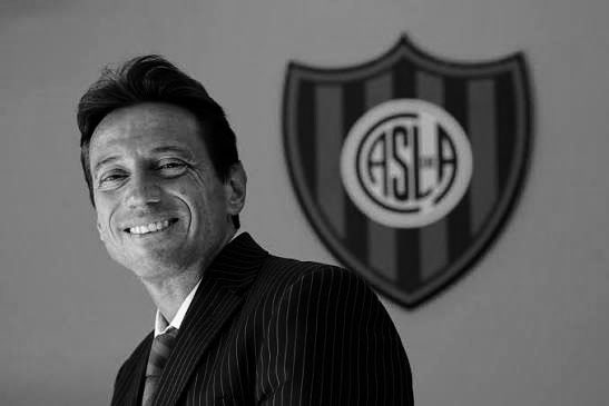 El peor presidente de la historia del club. Quita de carnet.