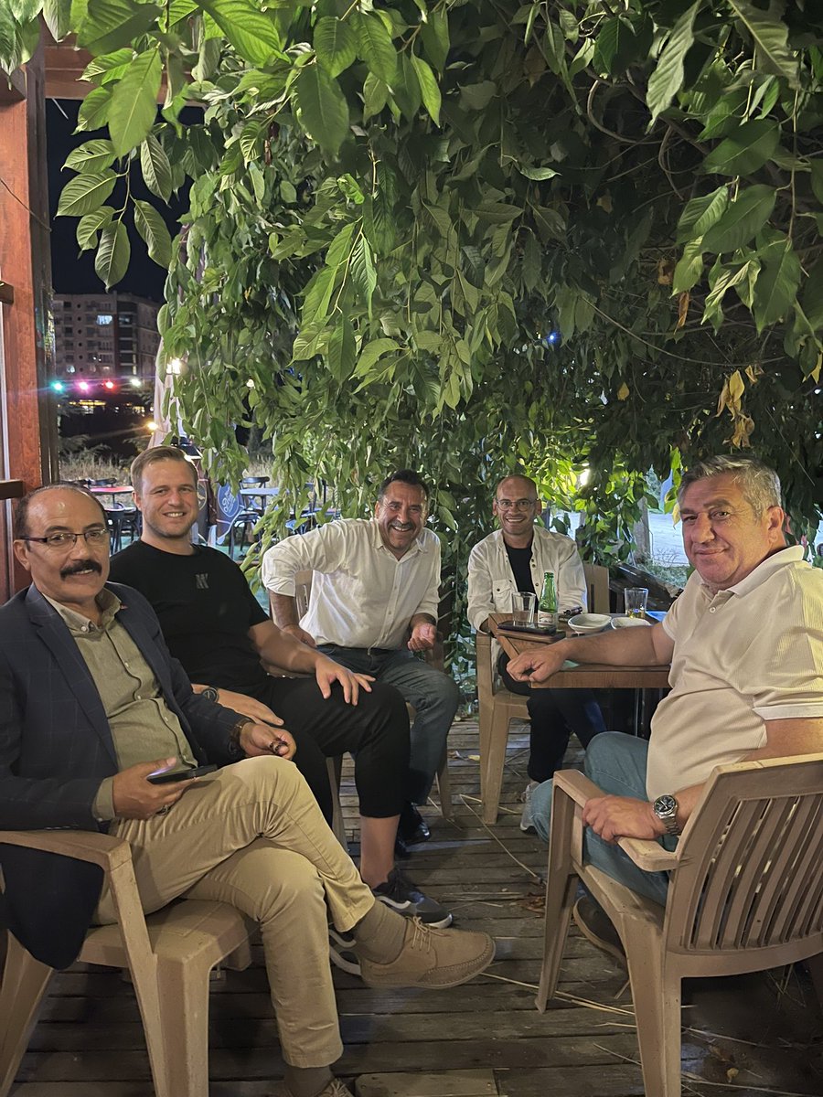 Meşverette hayır vardır, istişare sünnettir. Dostlarla geleceğe dair…