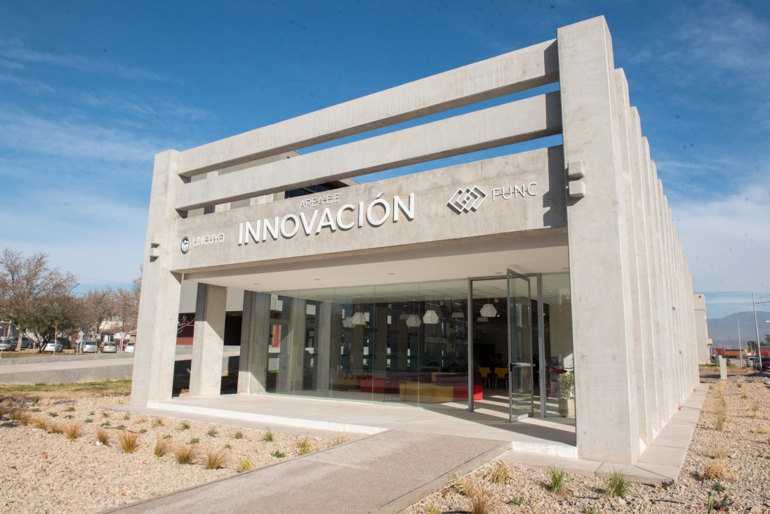 Recibimos a la Fundación Argentina de Nanotecnología para un networking abierto 🙌🏻

👉🏻 Será el 18/09 en el Área de Innovación del Parque TIC y reunirá a especialistas para debatir sobre desafíos de la nanotecnología y la innovación en Mendoza.

📲 uncuyo.edu.ar/prensa/la-fund…