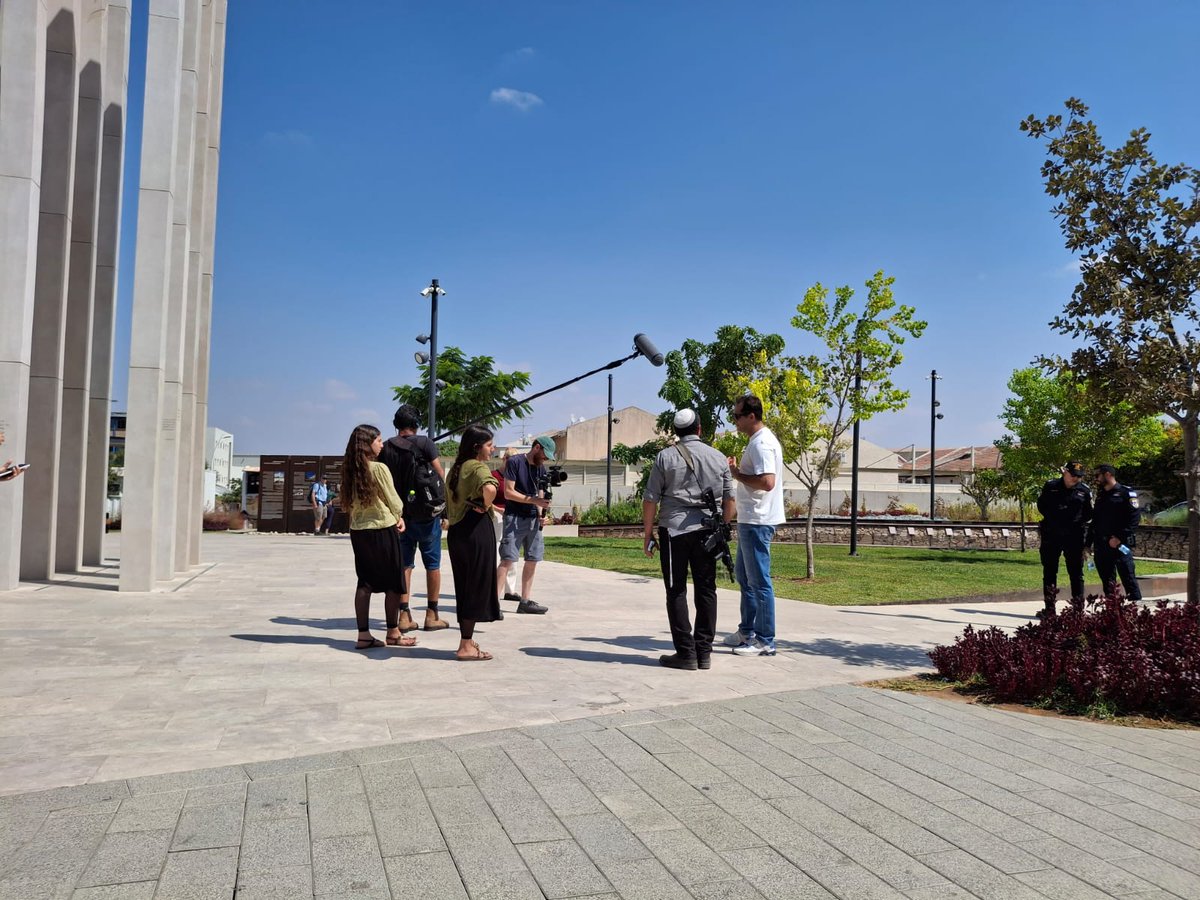 מה נורא המקום הזה.
האנדרטה במיקום בו היתה תחנת המשטרה בשדרות.
עם ניצב בדימוס אמיר כהן שפיקד על הקרבות מול מחבלי החמאס בכל מחוז דרום ובתחנת המשטרה שהפכה לסמל גבורה.