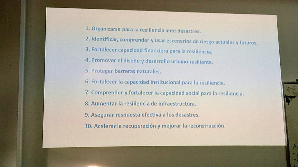 Ahora: Décimo y último encuentro de las Segundas Jornadas de Actualización sobre la temática Personas Mayores. El Prof. Fernando Carlos presenta distintas medidas de prevención y capacitación personales y comunitarias ante riesgos de desastres naturales.