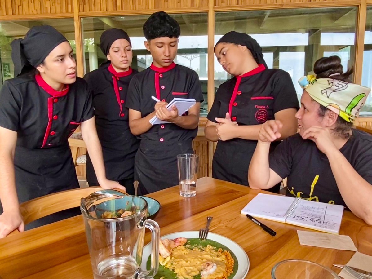 EducacionZ4_Ec's tweet photo. [SAN VICENTE] 👩‍🍳👨‍🍳 Estudiantes de Servicios Hoteleros de la Unidad Educativa Rocafuerte, que serán parte del Intercambio Pedagógico Manabí–Galápagos 2025, recibieron una inducción culinaria en la Escuela Gastronómica Iche, fortaleciendo su formación. 🍴🍤

#ElNuevoEcuador https://t.co/4Cjz7kKcK8