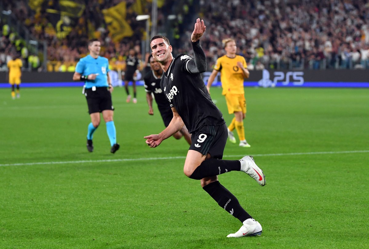 CBSSportsGolazo's tweet photo. DUŠAN VLAHOVIĆ WITH TWO GOALS AND AN ASSIST OFF THE BENCH AS JUVENTUS CLIMB BACK FROM TWO GOALS DOWN TO DRAW DORTMUND 4-4 😱 https://t.co/ixIETVq3ii