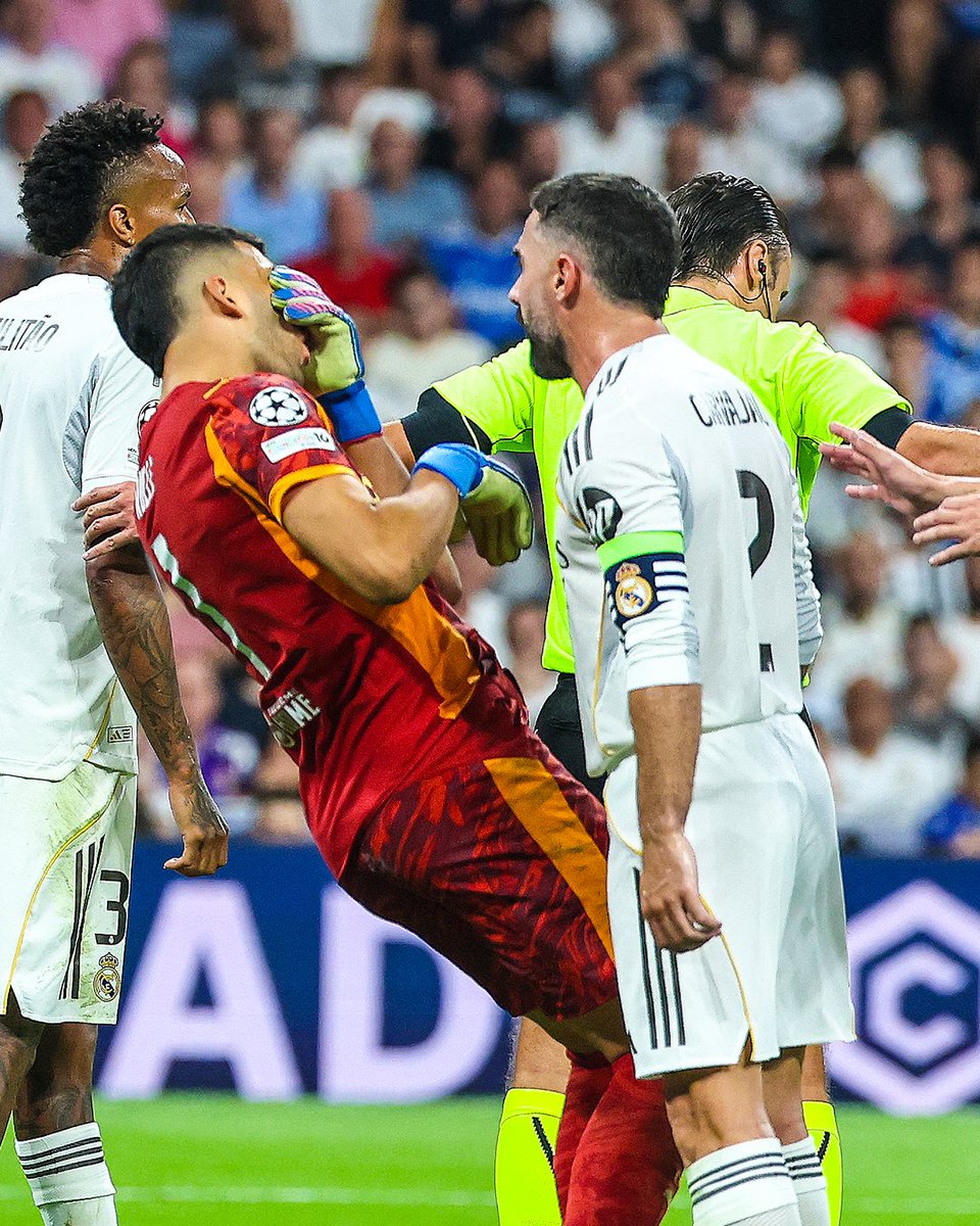 brfootball's tweet photo. Dani Carvajal came on to replace Trent Alexander-Arnold after he got injured...

...then Carvajal got himself sent off 🫢 https://t.co/sbooJQ5YVp