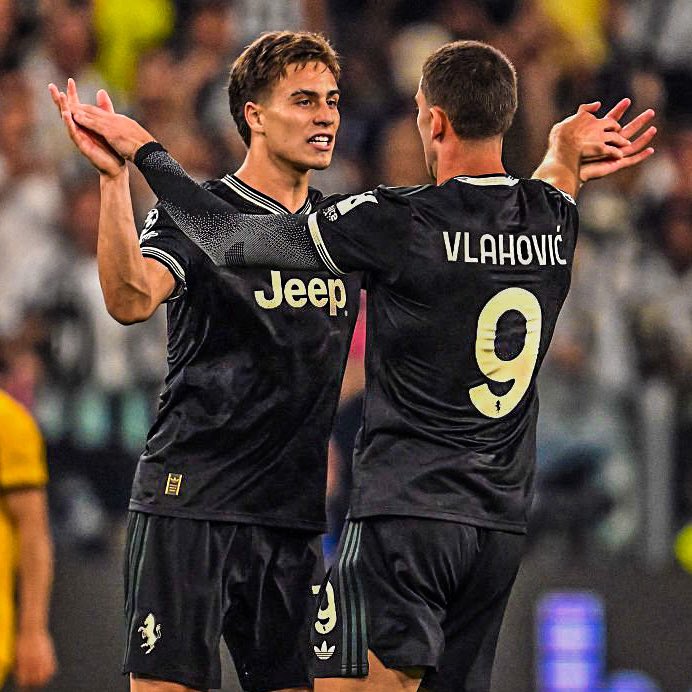 eurofootcom's tweet image. ⚽ 52' Juventus 0-1 Dortmund 
⚽ 64' Juventus 1-1 Dortmund 
⚽ 65' Juventus 1-2 Dortmund 
⚽ 68' Juventus 2-2 Dortmund 
⚽ 75' Juventus 2-3 Dortmund 
⚽ 86' Juventus 2-4 Dortmund 
⚽ 94' Juventus 3-4 Dortmund 
⚽ 96' Juventus 4-4 Dortmund

THIS IS THE CHAMPIONS LEAGUE! 🇪🇺🍿