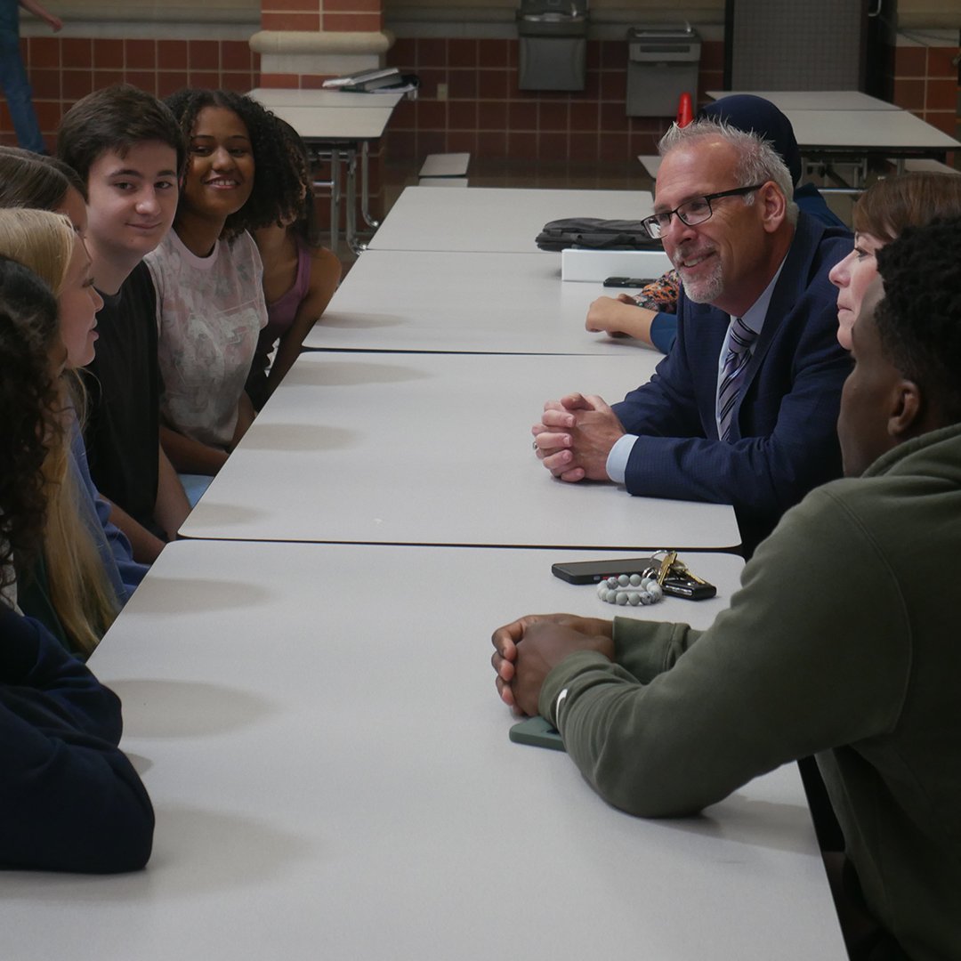 𝙏𝙖𝙠𝙚 𝙖 𝙇𝙤𝙤𝙠 𝘼𝙧𝙤𝙪𝙣𝙙 🏫

We were excited to show Illinois State Superintendent of Education Dr. Tony Sanders and Chief of Staff Dr. Kimako Patterson around GHS and GES yesterday.