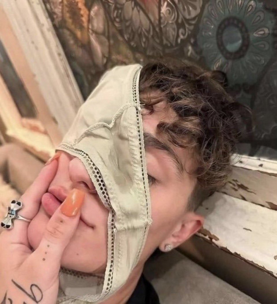 اختك بعد مادخلت غرفتك وصادتك حلط كلوتها بوجهك وتفرك شحمتك ومن بعدها صارت مل مايسعبل كىىها تجي تسدحك وتحه بوجهك وتقولك شم ياديووووتْ