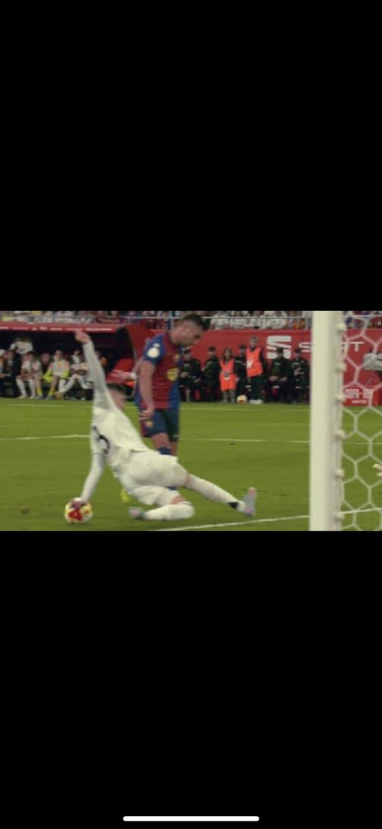 ChichaYani21023's tweet image. Tu vas dire quoi dans ton debrief le plus grand club du monde gagne sure 2 penalty et bizarrement contre le barca la meme main a etait fait pas de peno #realcorruption #teamOM