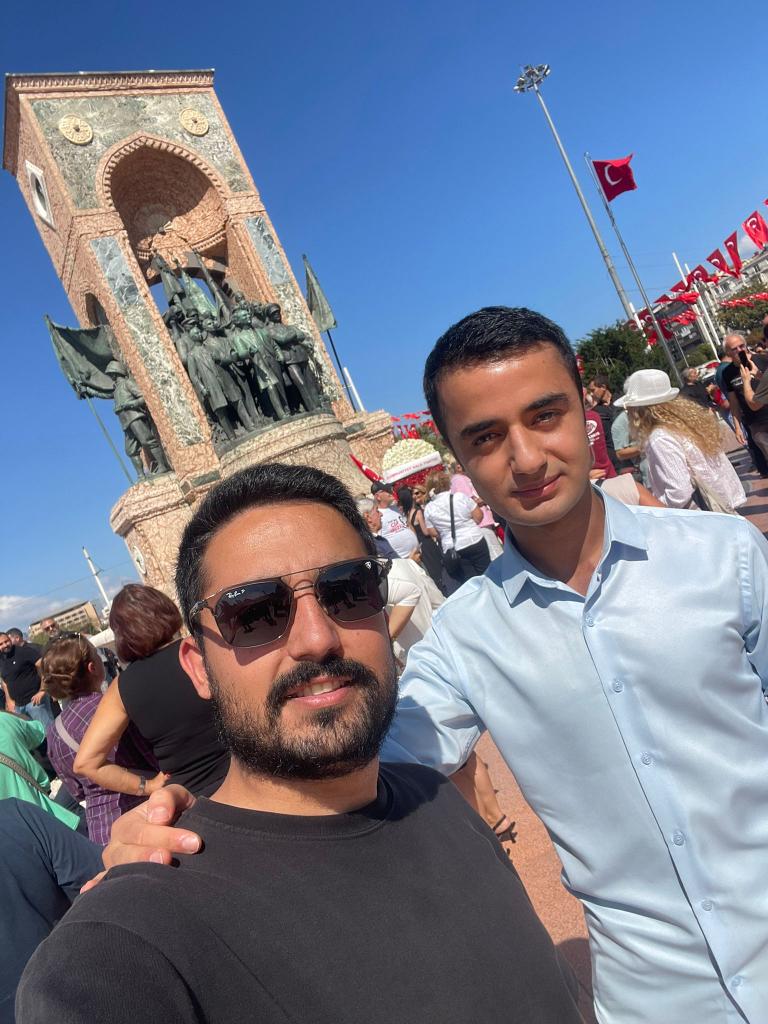 Biz gençler, geleceği şekillendirenleriz.
