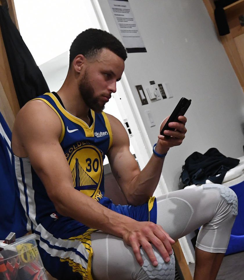 🎙 داميون لي :

اعتاد ستيف أن يبحث عن اسمه على تويتر بين شوطي المباراة، ليظهر بالشوط الثاني ويُجن جنونه! 😅📱 

#DubNation