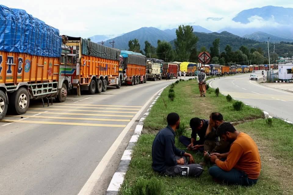 NasirKhuehami's tweet photo. Tons of Kashmiri apples have been destroyed on the Jammu–Srinagar National Highway after being stranded for days due to landslides and heavy rains. For thousands of farmers, whose year-long sweat and toil ride on these apple-laden trucks, this devastating loss is nothing short of heartbreaking!