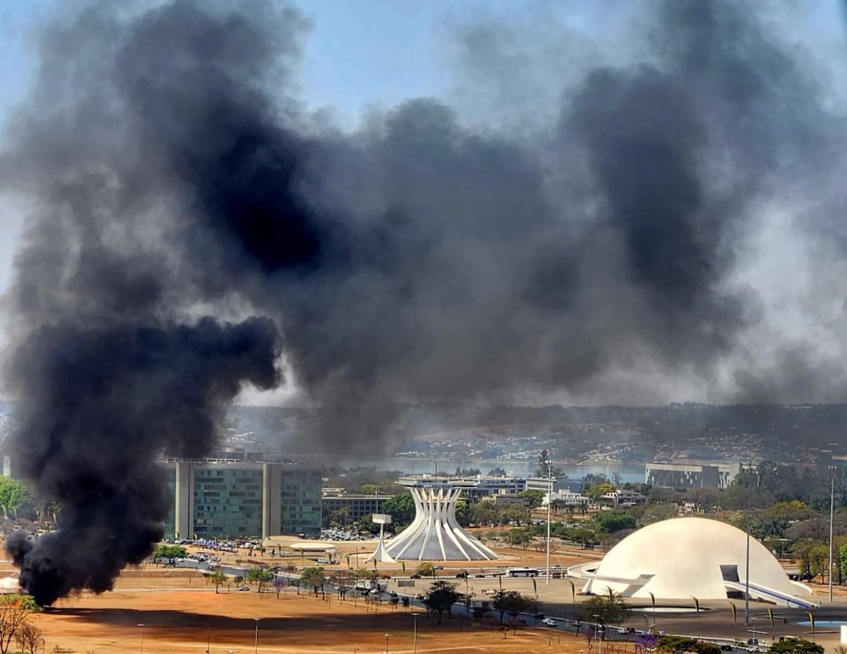 Mais uma vez Brasília em chamas. Agora por conta de bolsonaristas que atearam fogo em banheiros químicos enquanto o ministro Alexandre de Moraes fazia a leitura do seu voto. Trabalham contra nosso povo, depredam, cometem crimes para tentar intimidar as instituições. É o