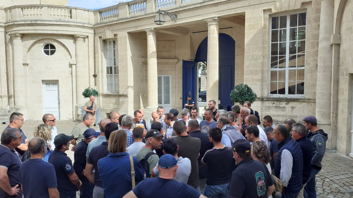 Une 15aine de vendéens étaient à l'audience d'appel de Bordeaux sur les volumes d'irrigation de l'AUP marais poitevin✊ Les impacts sont importants jusque dans le bocage. Témoignages et arguments de terrain ont appuyé la plaidoirie🗣 Décision mise en délibéré dans 3 semaines⏳