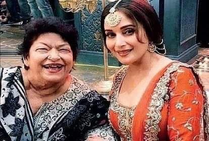 Ocean Jain (@ocjain4) on Twitter photo प्रसिद्ध डांस डायरेक्टर सरोज खान (जो जन्म से निर्मला नागपाल थी) की शादी एक हिंदू सोहन लाल से हुई थी और उनके 3 बच्चे थे। बाद में उसके पति ने उसे छोड़ दिया था।
जब वह अकेली रह रही थी, तो एक मुस्लिम व्यक्ति आगे आया, उसने इस शर्त पर उससे शादी करने के लिए तैयार हुआ कि पहले उसे और उसके प्रसिद्ध डांस डायरेक्टर सरोज खान (जो जन्म से निर्मला नागपाल थी) की शादी एक हिंदू सोहन लाल से हुई थी और उनके 3 बच्चे थे। बाद में उसके पति ने उसे छोड़ दिया था।
जब वह अकेली रह रही थी, तो एक मुस्लिम व्यक्ति आगे आया, उसने इस शर्त पर उससे शादी करने के लिए तैयार हुआ कि पहले उसे और उसके