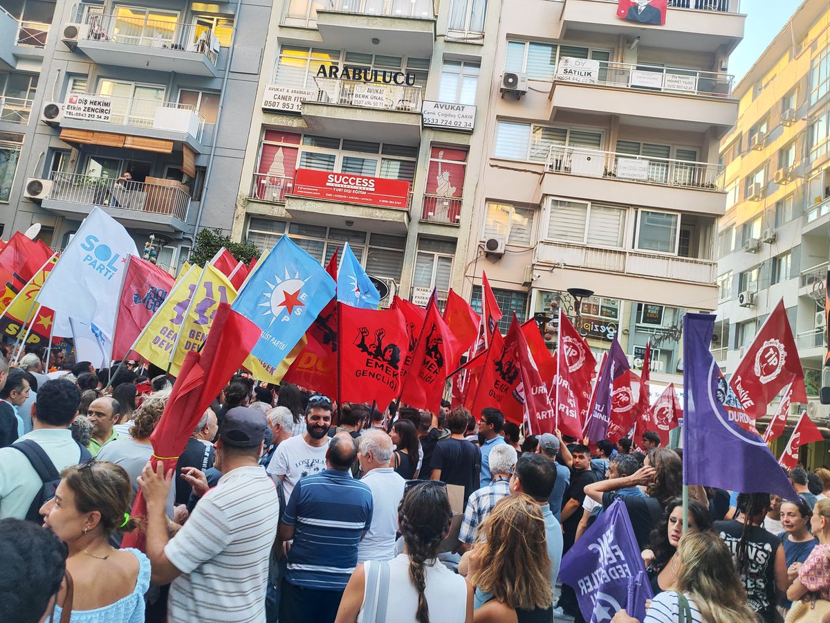İzmir Emek ve Demokrasi Güçleri olarak iktidarın siyaseti dizayn etme çabalarına karşı Türkan Saylan Kültür Merkezi önünde toplanarak ses yükselttik!
📢Kayyum, demokrasiyi gasp edenlerin maskesidir. İradeye el uzatanlara karşı sokakta, işte, her yerde direneceğiz!
#kayyumdarbedir